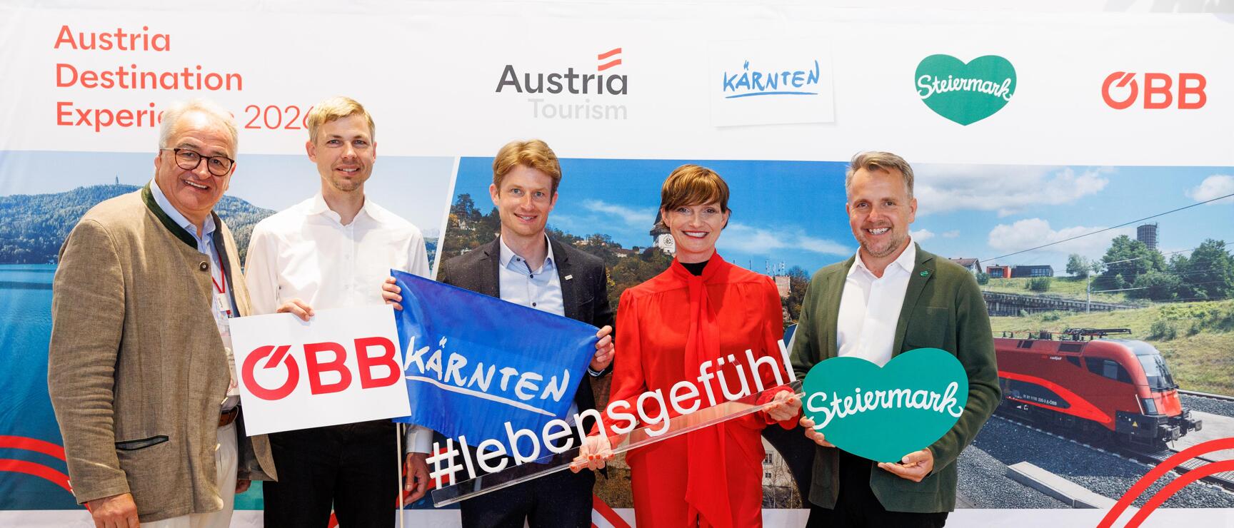 Gruppenfoto anlässlich der Austrian Destination Experience; im Bild: Oskar Hinteregger (Head of Markets Hungary, Romania, Slovakia, Slovenia, Croatia in der Österreich Werbung), Thomas Schönig (Linienmanager Fernverkehr und Tourismuskooperationen, ÖBB-PV AG), Christopher Enzi (Marktmanagement und Presse, Kärnten Werbung), Astrid Steharnig-Staudinger (Geschäftsführerin Österreich Werbung), Michael Feiertag (Geschäftsführer Steiermark Tourismus)