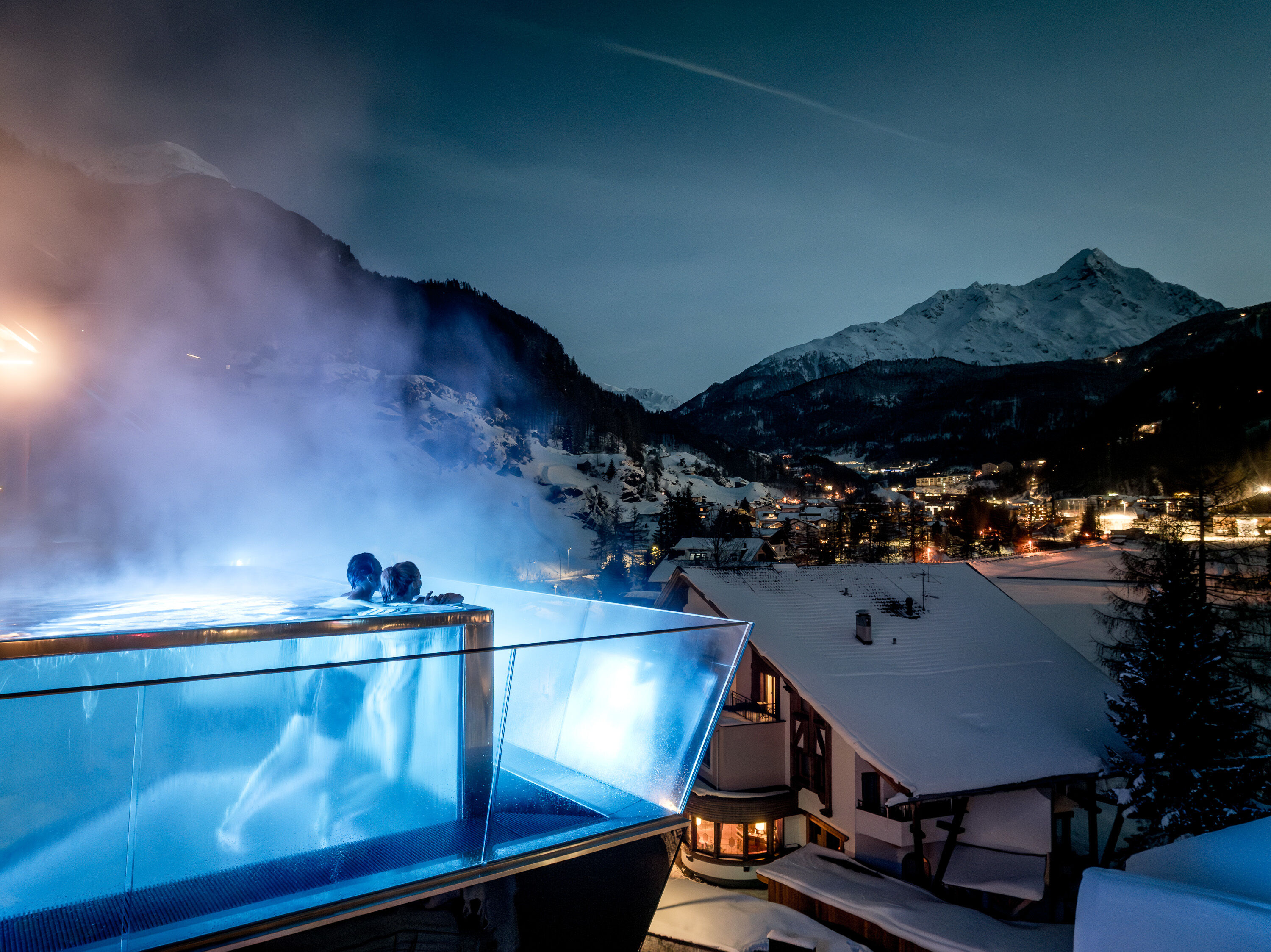 Outdoor area with infinity pool in winter - Hotel Das Central in Sölden