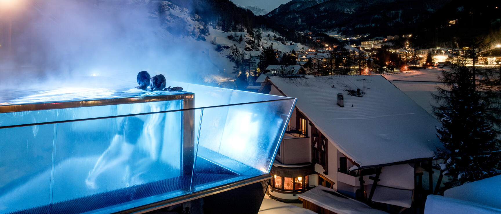 Outdoor area with infinity pool in winter - Hotel Das Central in Sölden