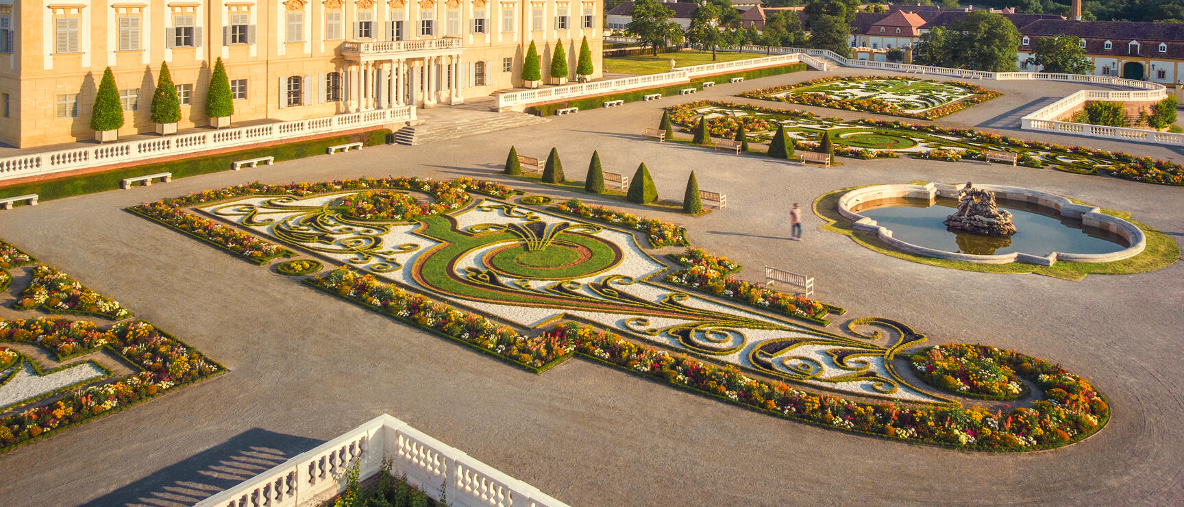 Schloss Hof mit barockem Parterre, geometrischen Blumenbeeten und Brunnen, Niederösterreich.