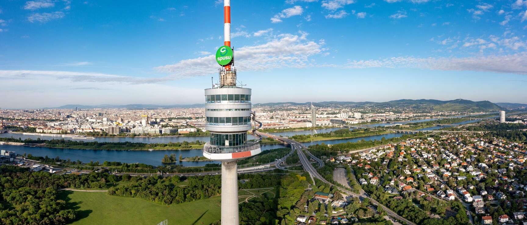 Donauturm mit Blick auf Wien