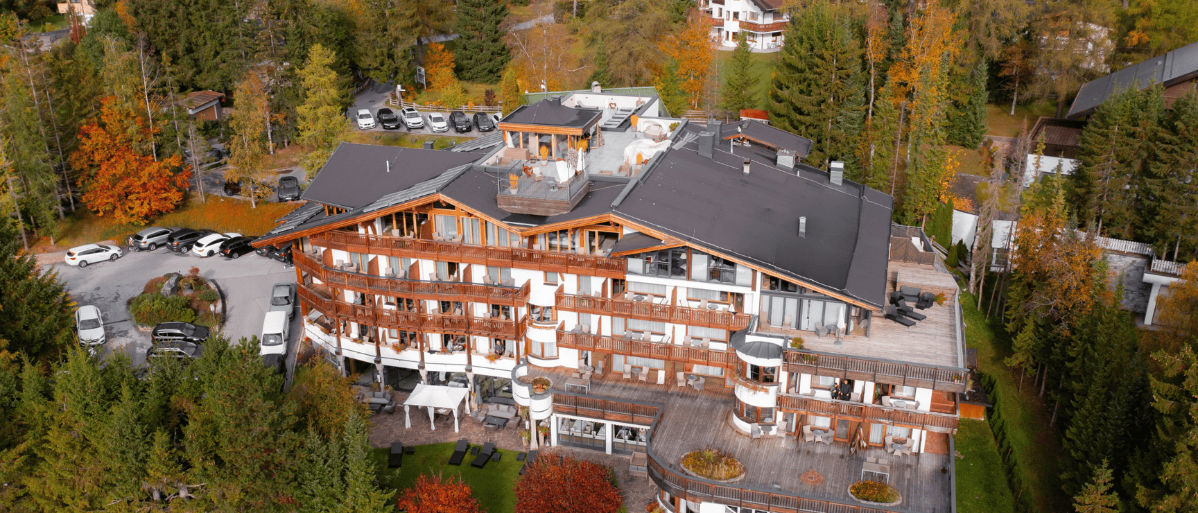 Natur & Spa Hotel Lärchenhof in Seefeld in herbstlicher Berglandschaft