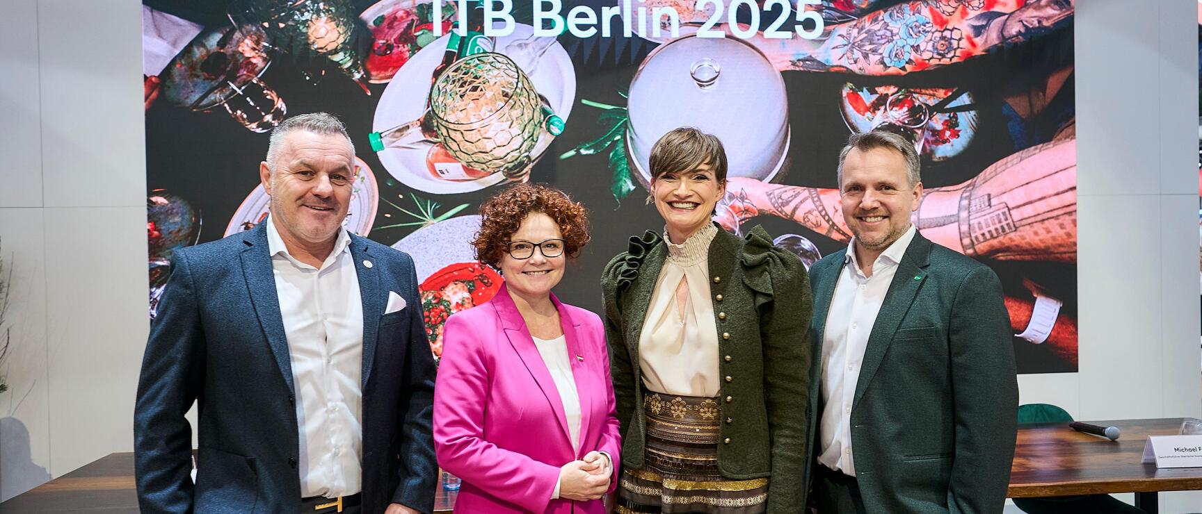 Gruppenfoto auf der ITB Berlin 2025 mit Klaus Panholzer, Elisabeth Zehetner, Astrid Steharnig-Staudinger, Michael Feiertag