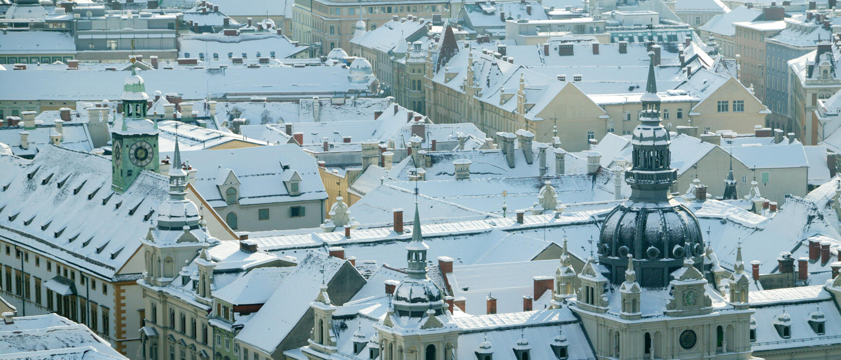 Verschneite Altstadt von Graz aus der Vogelperspektive, Rathaus mit Kuppelturm im Vordergrund.