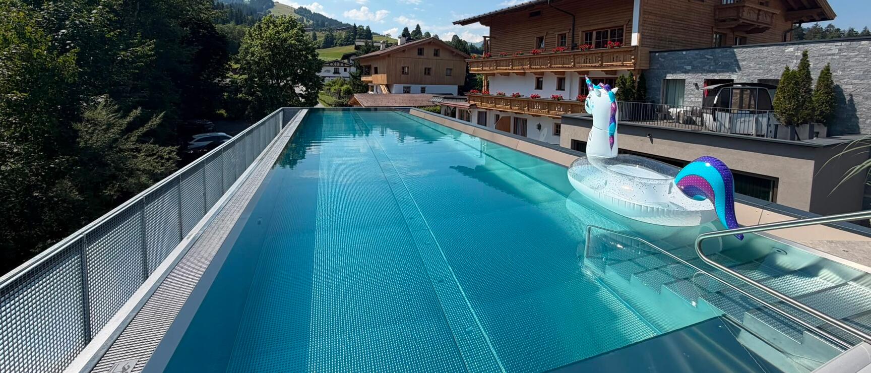 Panorama-Outdoorpool im Geniesserhotel Minglers Sportalm
