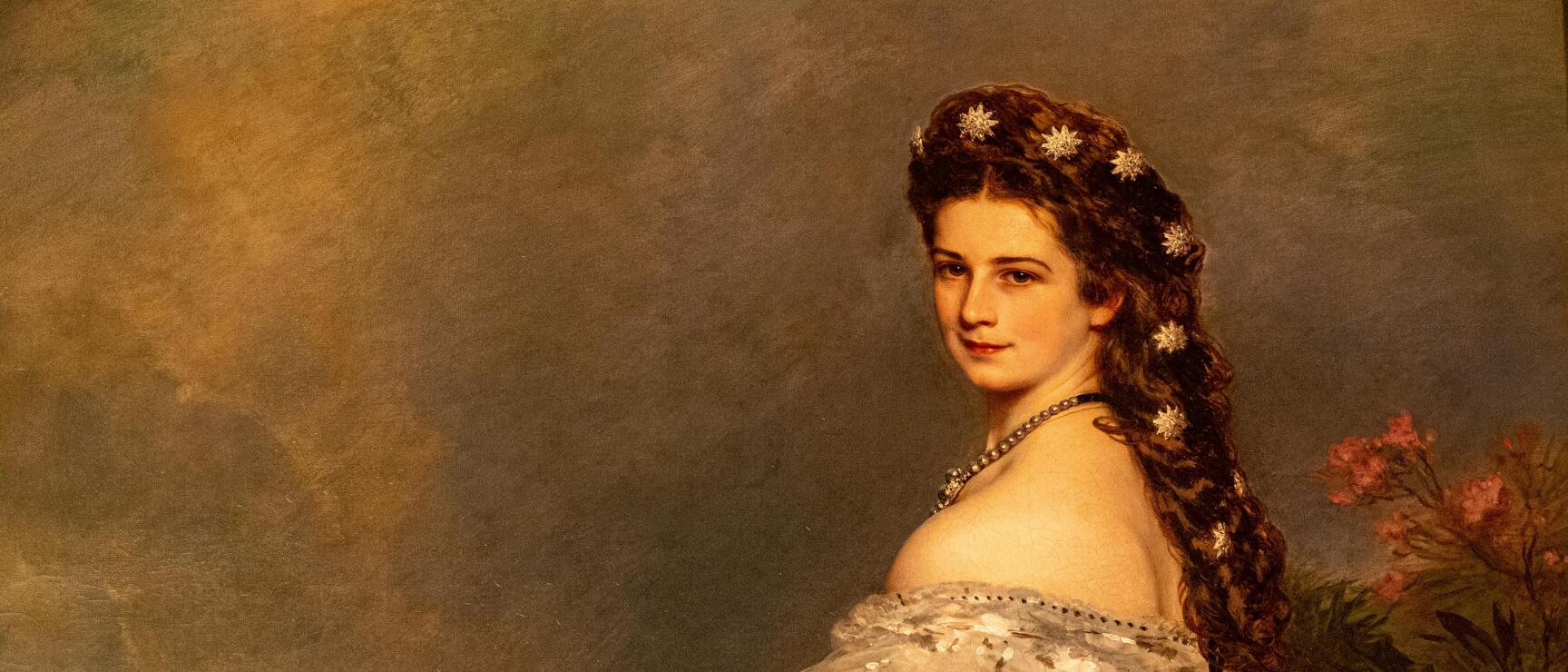 Historisches Gemälde: Frau im weißen Ballkleid mit Sternen im Haar, Fächer in der Hand, rosa Blumen im Hintergrund.
