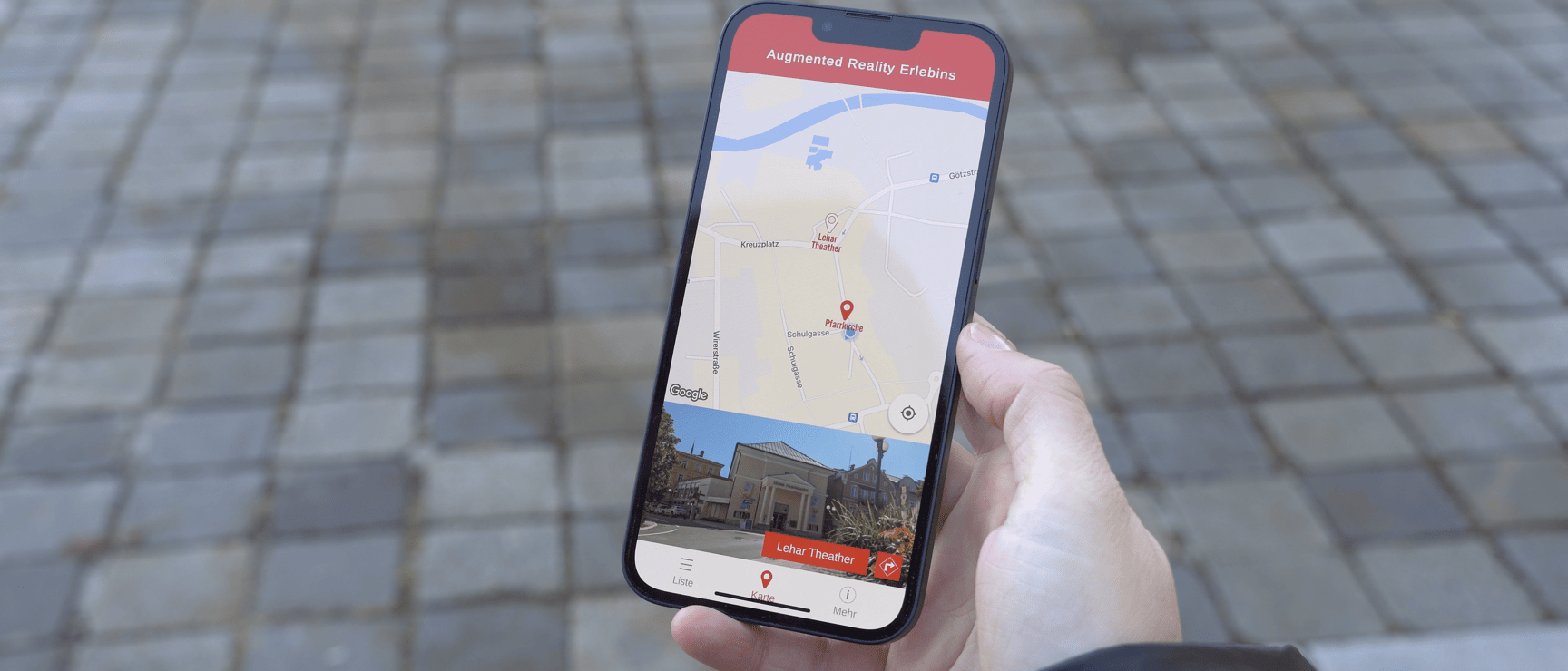 Hand hält ein Smartphone vor einer realen Umgebung, auf dem Bildschirm werden zusätzliche digitale Informationen eingeblendet.