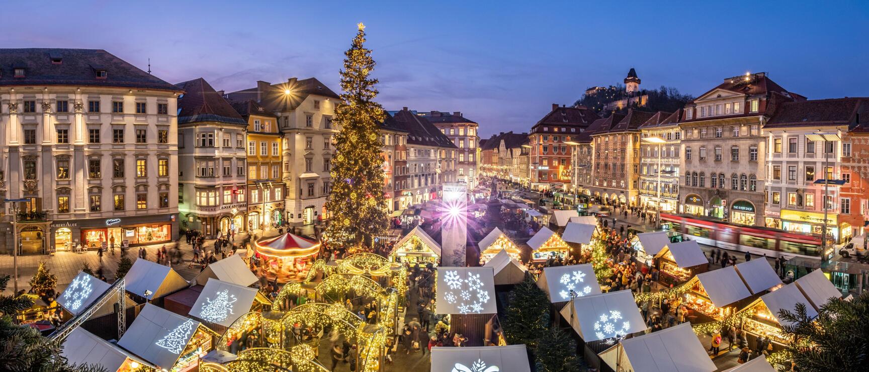Festlich geschmückte Weihnachtsmarktstände am Grazer Hauptplatz von oben