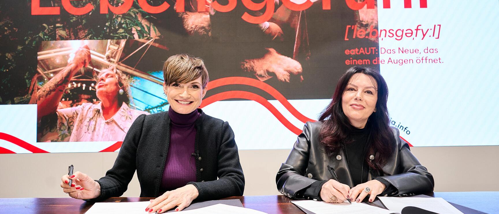 Astrid Steharnig-Staudinger, Geschäftsführerin der Österreich Werbung, und Zana Çela, Generaldirektorin Albanian National Tourism Agency, unterzeichnen ein Memorandum of Understanding auf der ITB 2025 in Berlin