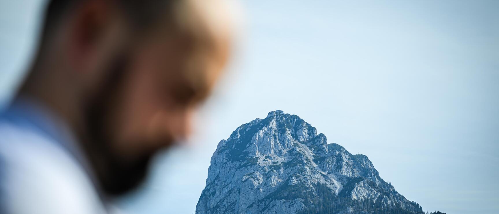 Lukas Nagl, Bootshaus Traunkirchen, Traunstein im Hintergrund