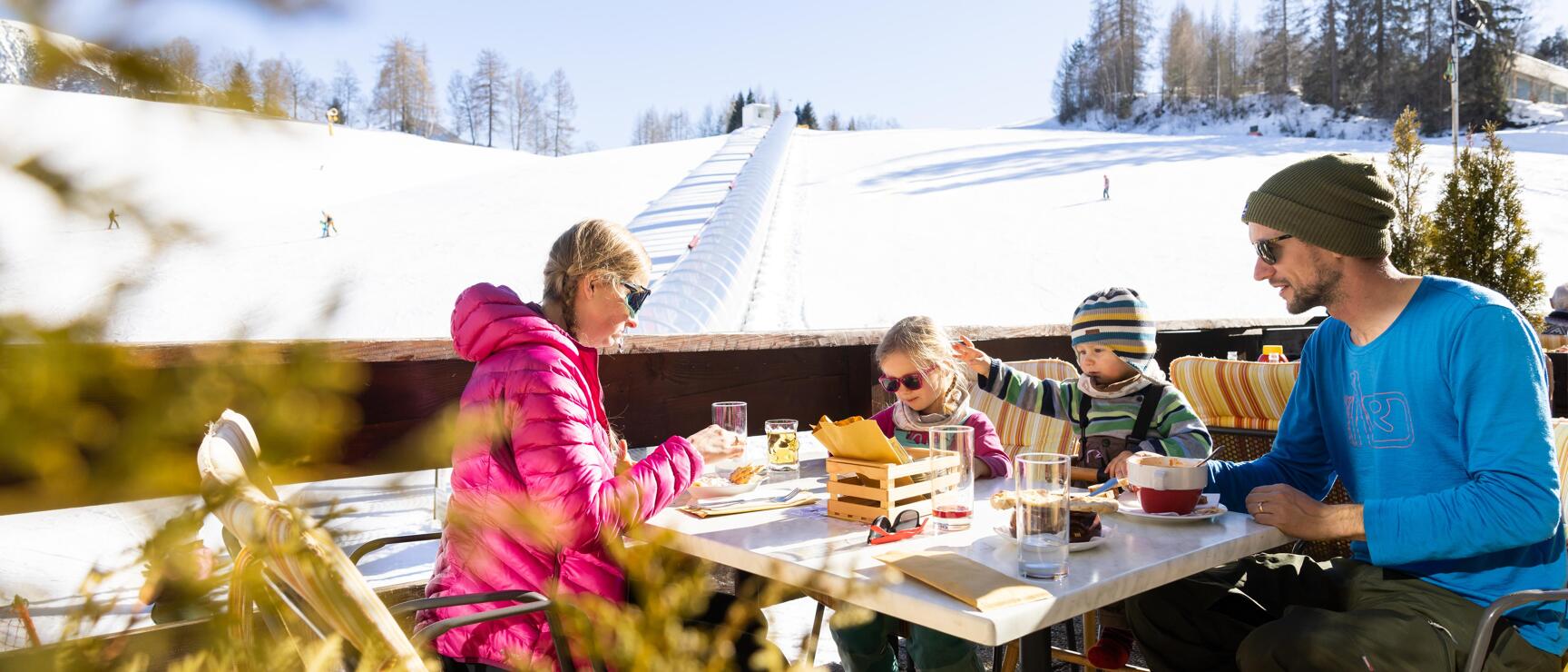 Family at a refreshment stop, skiing in the Seefeld region