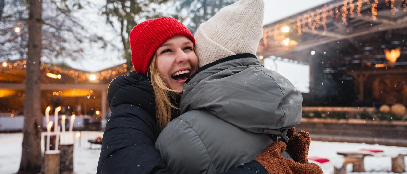 Freudige Umarmung am Adventmarkt