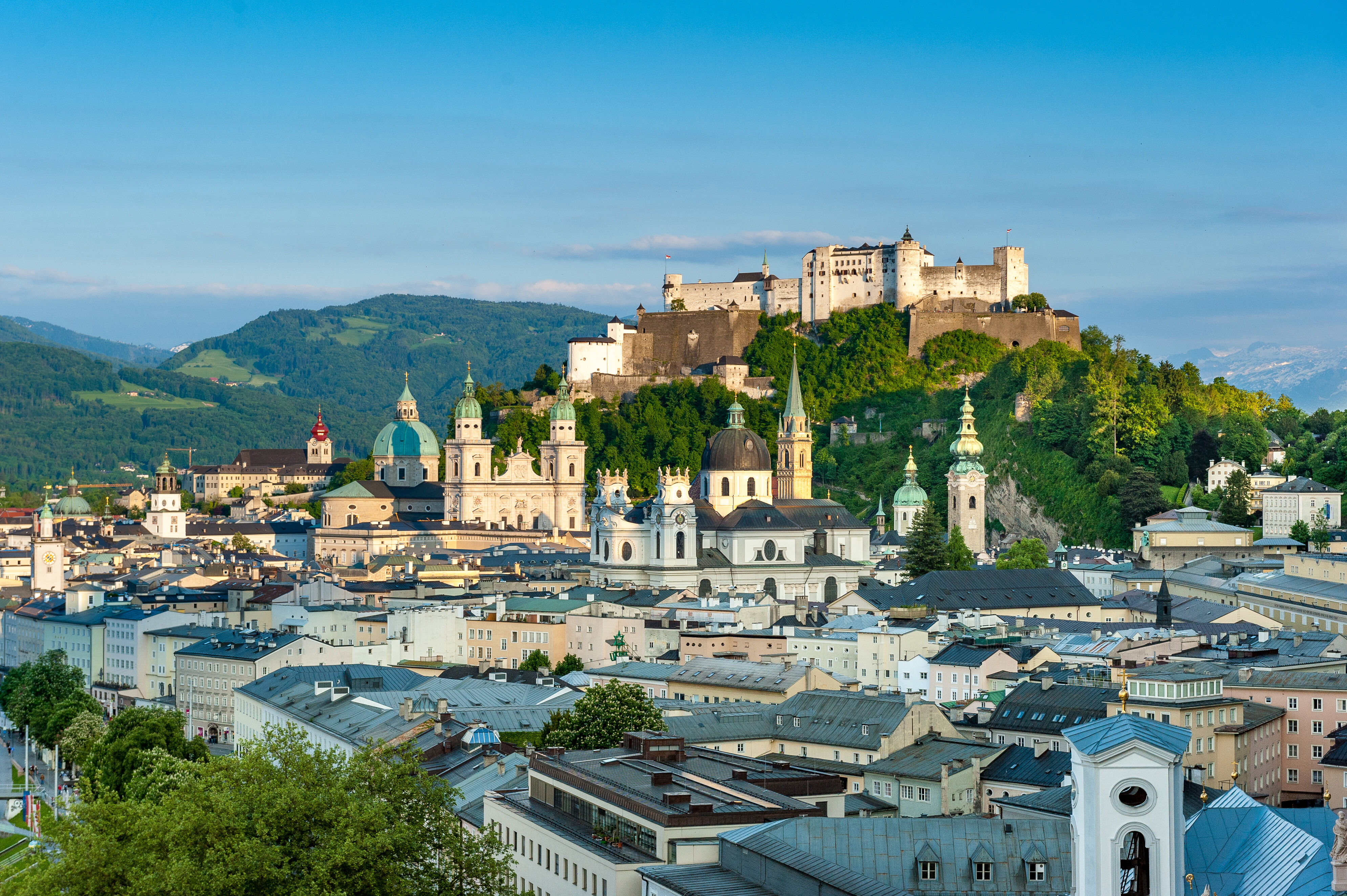 アンティークテーブル　オーストリアのザルツブルクの旧家所蔵品 Salzburger-Altstadt_Tourismus-