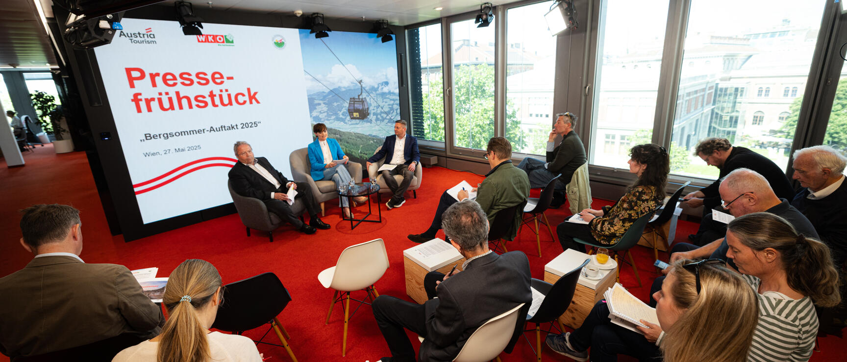 Szene der Pressekonferenz zum Bergsommer-Auftakt