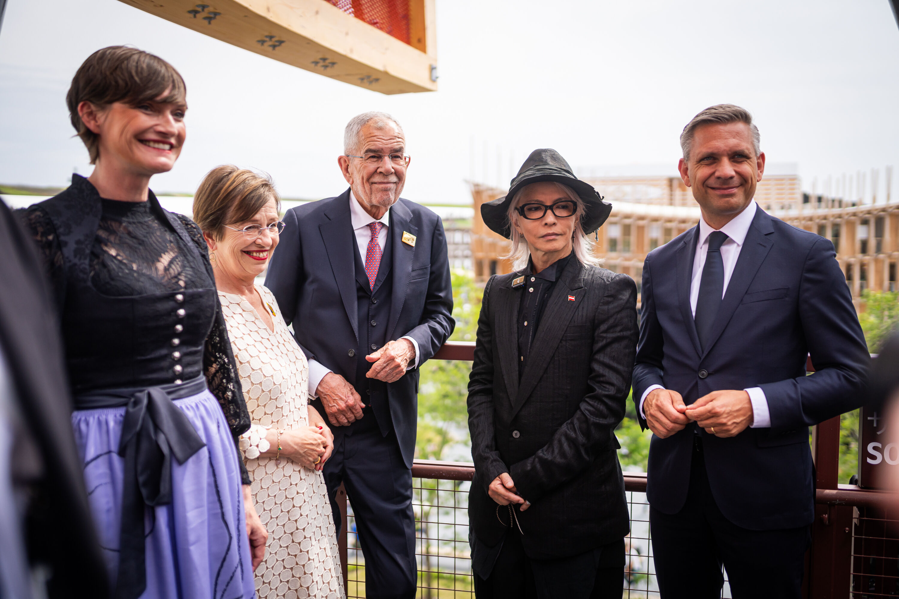 Gruppenfoto bei der Expo 2025 mit ÖW-CEO Astrid Steharnig-Staudinger, First Lady Doris Schmidauer, Bundespräsident Alexander Van der Bellen, HYDE, Wirtschaftsminister Wolfgang Hattmannsdorfer