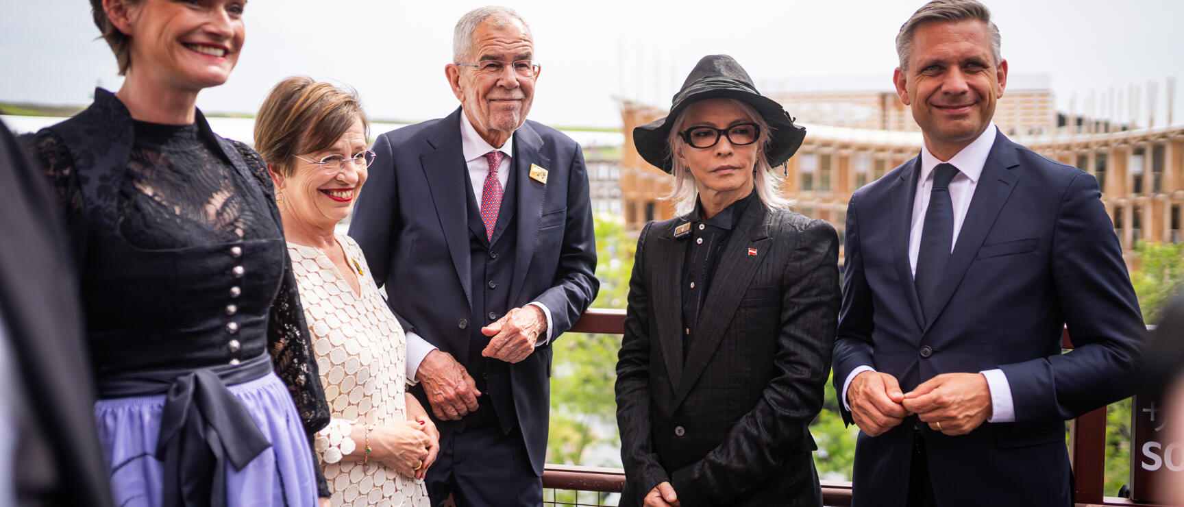 Gruppenfoto bei der Expo 2025 mit ÖW-CEO Astrid Steharnig-Staudinger, First Lady Doris Schmidauer, Bundespräsident Alexander Van der Bellen, HYDE, Wirtschaftsminister Wolfgang Hattmannsdorfer