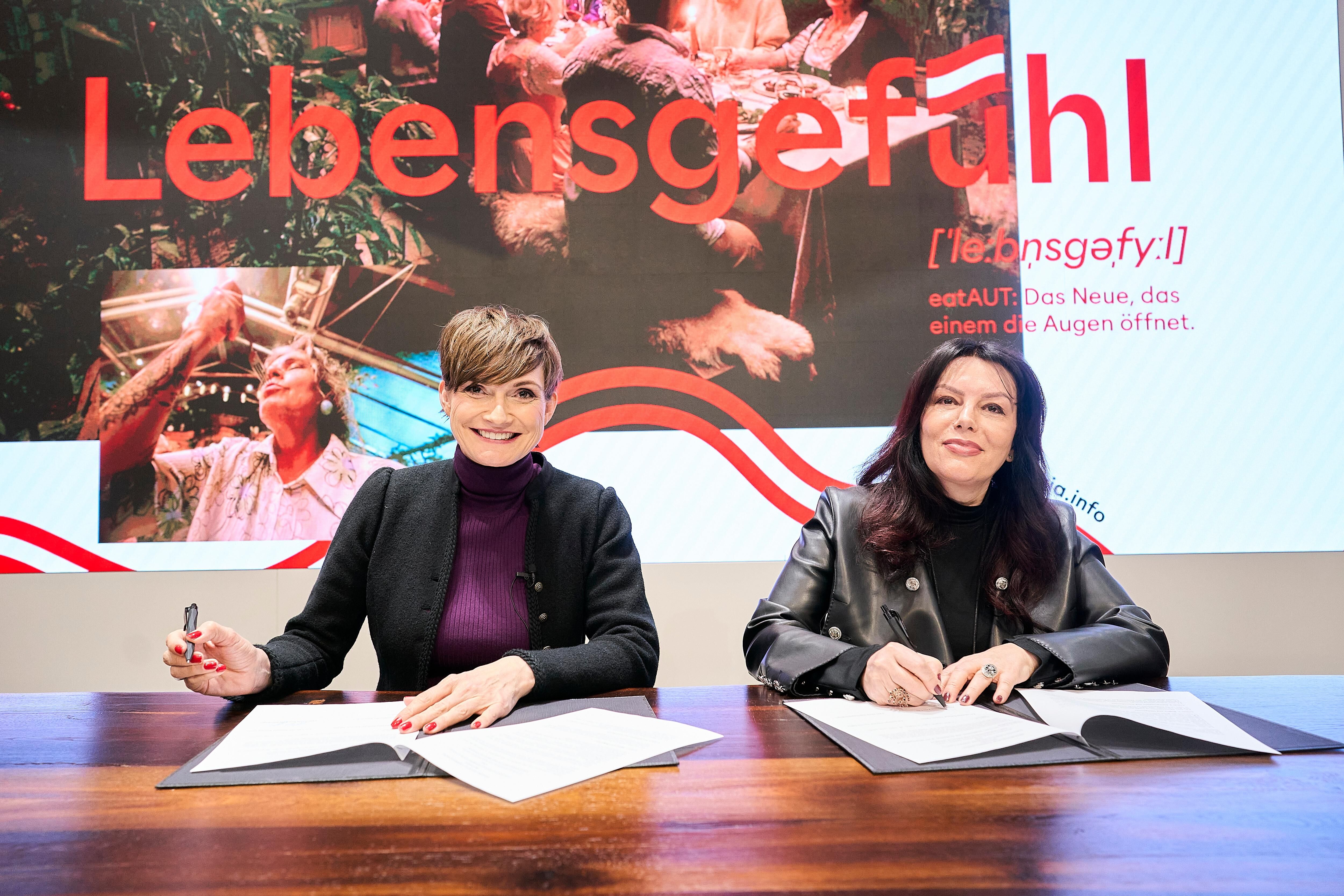Astrid Steharnig-Staudinger, Geschäftsführerin der Österreich Werbung, und Zana Çela, Generaldirektorin Albanian National Tourism Agency, unterzeichnen ein Memorandum of Understanding auf der ITB 2025 in Berlin