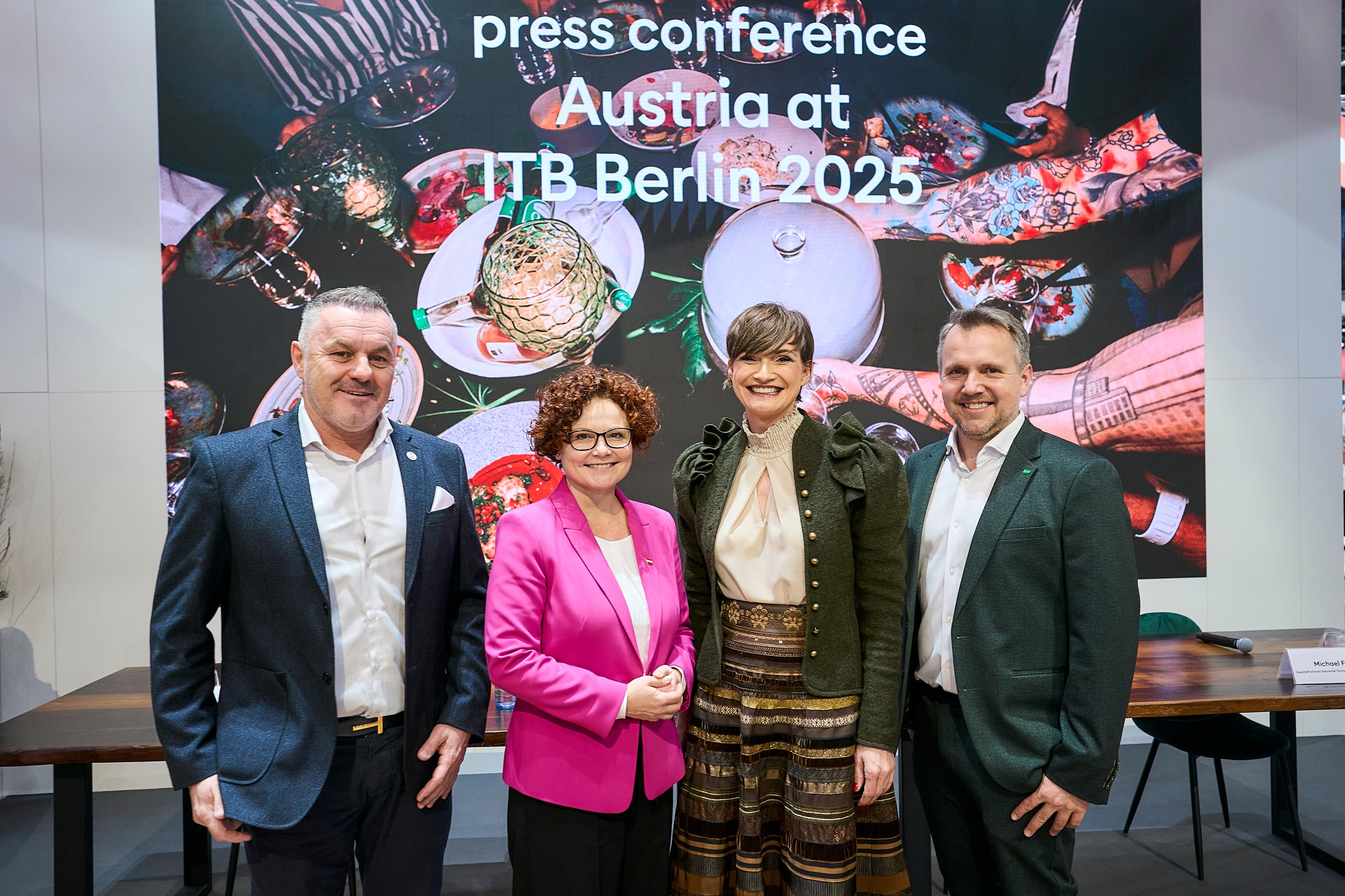 Gruppenfoto auf der ITB Berlin 2025 mit Klaus Panholzer, Elisabeth Zehetner, Astrid Steharnig-Staudinger, Michael Feiertag