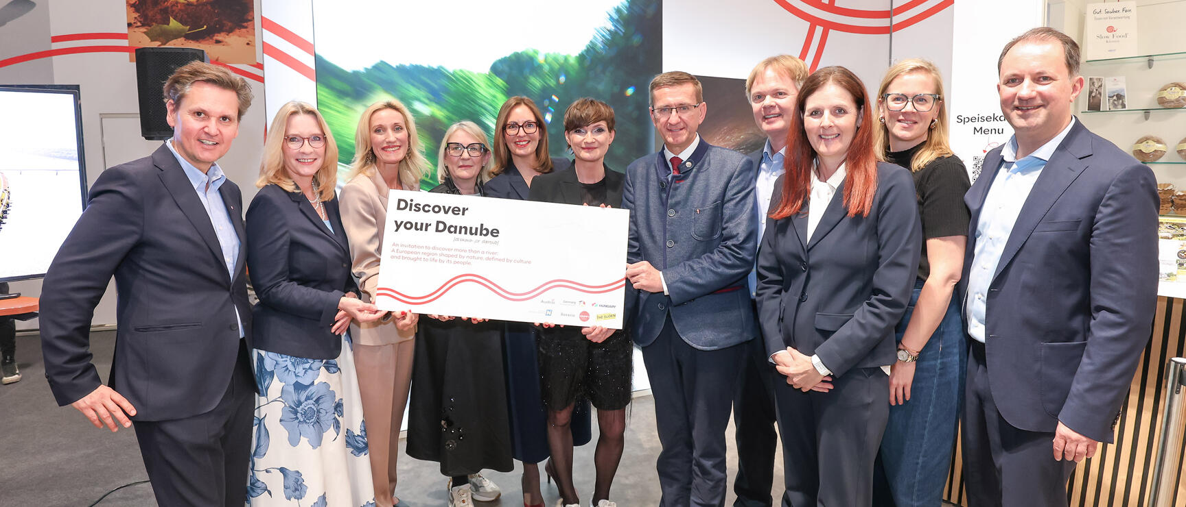 Discover Your Danubev.l.n.r.: Andreas Winkelhofer (Geschäftsführer Oberösterreich Tourismus), Barbara Radomski (Geschäftsführerin Bayern Tourismus Marketing GmbH), Christine Schönhuber (Geschäftsführerin Tourismus Marketing GmbH Baden-Württemberg), Petra Hedorfer (Vorsitzende des Vorstandes Deutsche Zentrale für Tourismus), Krisztina Henyecz (Head of Business Development von Visit Hungary), Astrid Steharnig-Staudinger (Geschäftsführerin Österreich Werbung), Markus Achleitner (Wirtschaftslandesrat Oberösterreich), Michael Duscher (Geschäftsführer Niederösterreich Werbung), Petra Riffert (Geschäftsführerin Donauregion Oberösterreich), Marie-Louise Schnurpfeil (Geschäftsführerin Linz Tourismus), Bernhard Schröder (Geschäftsführer Donau Niederösterreich Tourismus)