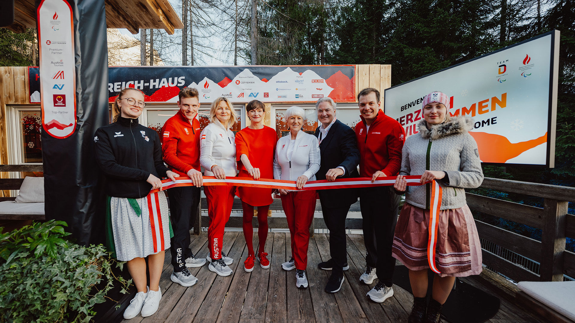 Österreich-Haus eröffnet: Gruppenfoto bei der Eröffnung des Österreich-Hauses bei den Paralympischen Winterspielen MILANO CORTINA 2026