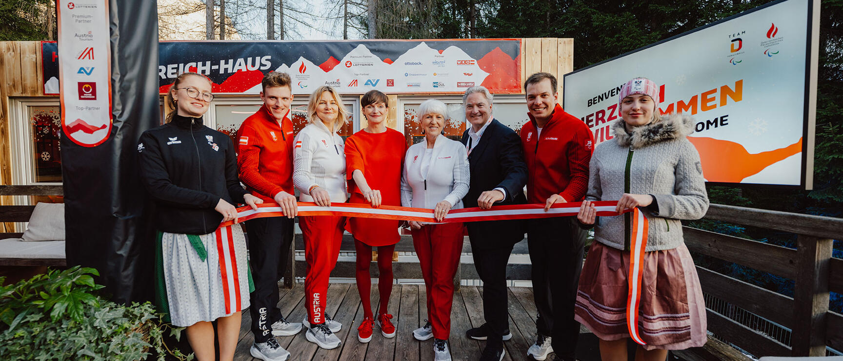 Österreich-Haus eröffnet: Gruppenfoto bei der Eröffnung des Österreich-Hauses bei den Paralympischen Winterspielen MILANO CORTINA 2026