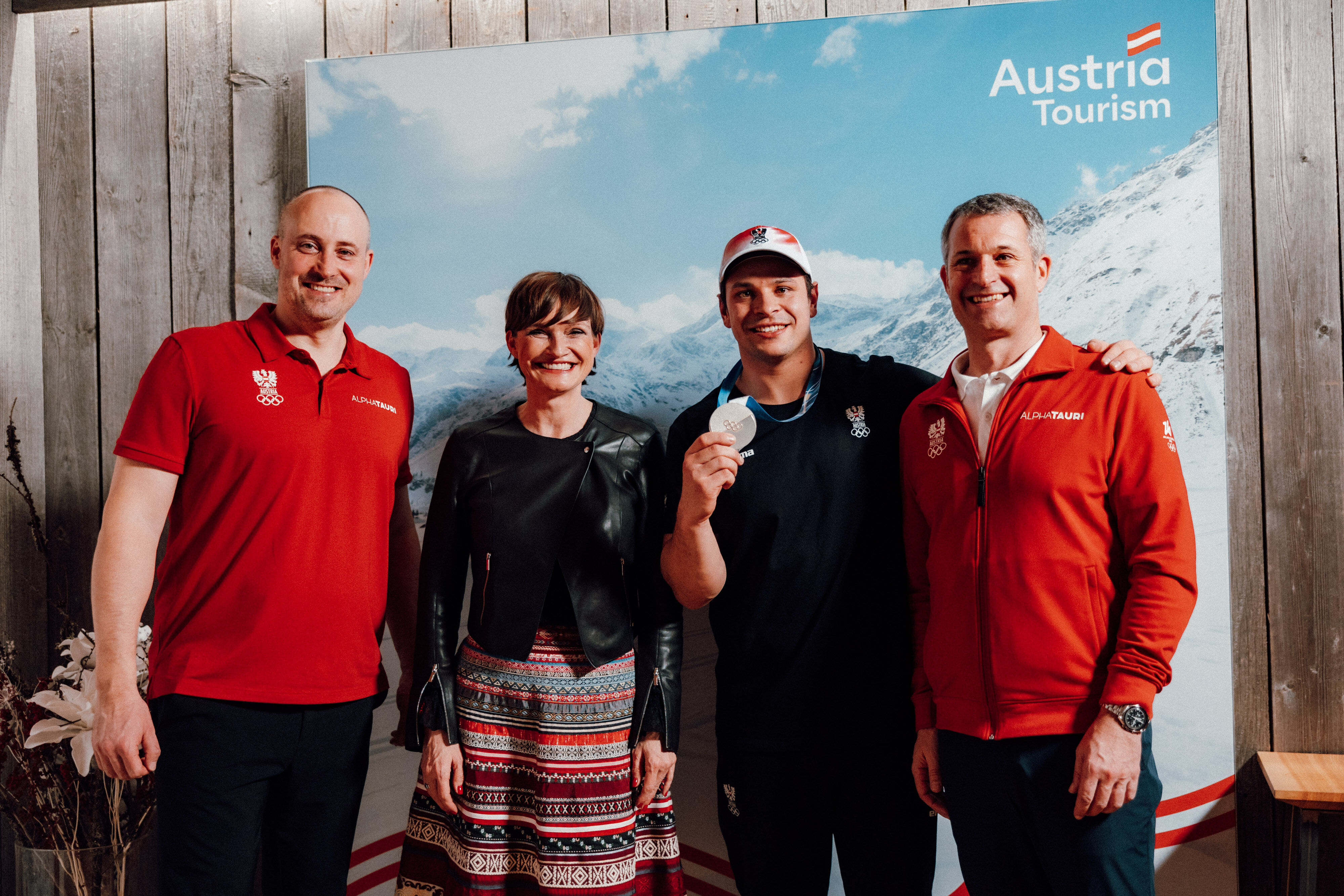 Austria-Tourism-Abend: Austria Tourism Abend in Cortina d'Ampezzo am 8.2.2026; v.l.n.r.: ÖOC-Generalsekretär Florian Gosch, ÖW-Geschäftsführerin Astrid Steharnig-Staudinger, Silber-Medaillengewinner Jonas Müller, ÖOC-Präsident Horst Nussbaumer