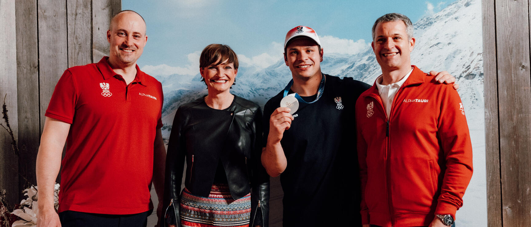 Austria-Tourism-Abend: Austria Tourism Abend in Cortina d'Ampezzo am 8.2.2026; v.l.n.r.: ÖOC-Generalsekretär Florian Gosch, ÖW-Geschäftsführerin Astrid Steharnig-Staudinger, Silber-Medaillengewinner Jonas Müller, ÖOC-Präsident Horst Nussbaumer