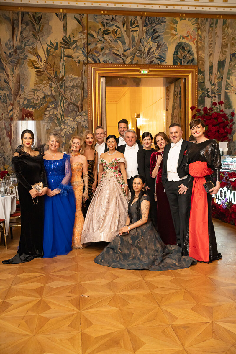 „The Dress“ – Opernball 2026: v.l.n.r.: Maya Sabbah (HIA Magazin), Anni Lichtenegger (Marketing Manager Middle East, Österreich Werbung), Elisabeth Gürtler (Geschäftsführerin Alpin Resort Sacher Seefeld), Marjan Firouz (Vienna Awards), Michael Tauschmann (Head of Market Middle East, Österreich Werbung), Mahira Abdel Aziz (emiratische Schauspielerin), Pascal Haider (Austrian Business Council, Dubai), Ernst Tanner (Unternehmer), Fatima Lodhi (Designerin von „The Dress“), Tanja Gruber (Head of Corporate Communication, Österreich Werbung), Renate Tanner, Klaus Panholzer (CEO Schönbrunn Group), Astrid Steharnig-Staudinger (CEO Österreich Werbung)
