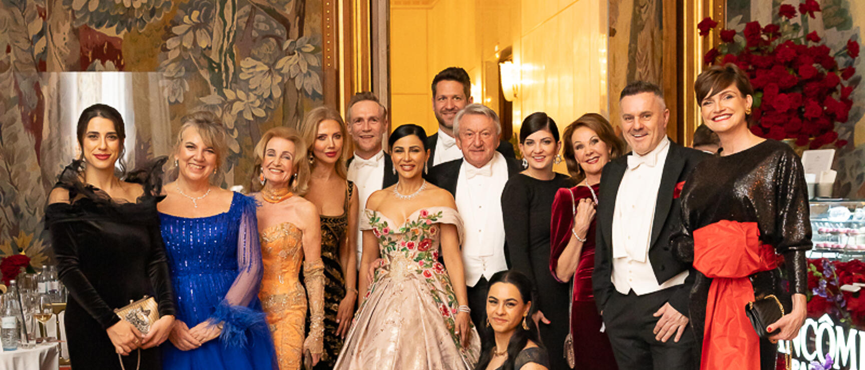 „The Dress“ – Opernball 2026: v.l.n.r.: Maya Sabbah (HIA Magazin), Anni Lichtenegger (Marketing Manager Middle East, Österreich Werbung), Elisabeth Gürtler (Geschäftsführerin Alpin Resort Sacher Seefeld), Marjan Firouz (Vienna Awards), Michael Tauschmann (Head of Market Middle East, Österreich Werbung), Mahira Abdel Aziz (emiratische Schauspielerin), Pascal Haider (Austrian Business Council, Dubai), Ernst Tanner (Unternehmer), Fatima Lodhi (Designerin von „The Dress“), Tanja Gruber (Head of Corporate Communication, Österreich Werbung), Renate Tanner, Klaus Panholzer (CEO Schönbrunn Group), Astrid Steharnig-Staudinger (CEO Österreich Werbung)