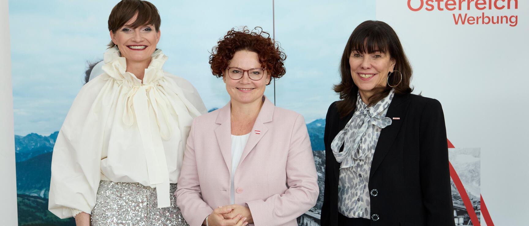 Grupenfoto mit Astrid Steharnig-Staudinger (CEO Österreich Werbung), Elisabeth Zehetner (Staatssekretärin für Energie, Startups und Tourismus), Martha Schultz (Vizepräsidentin Wirtschaftskammer Österreich)