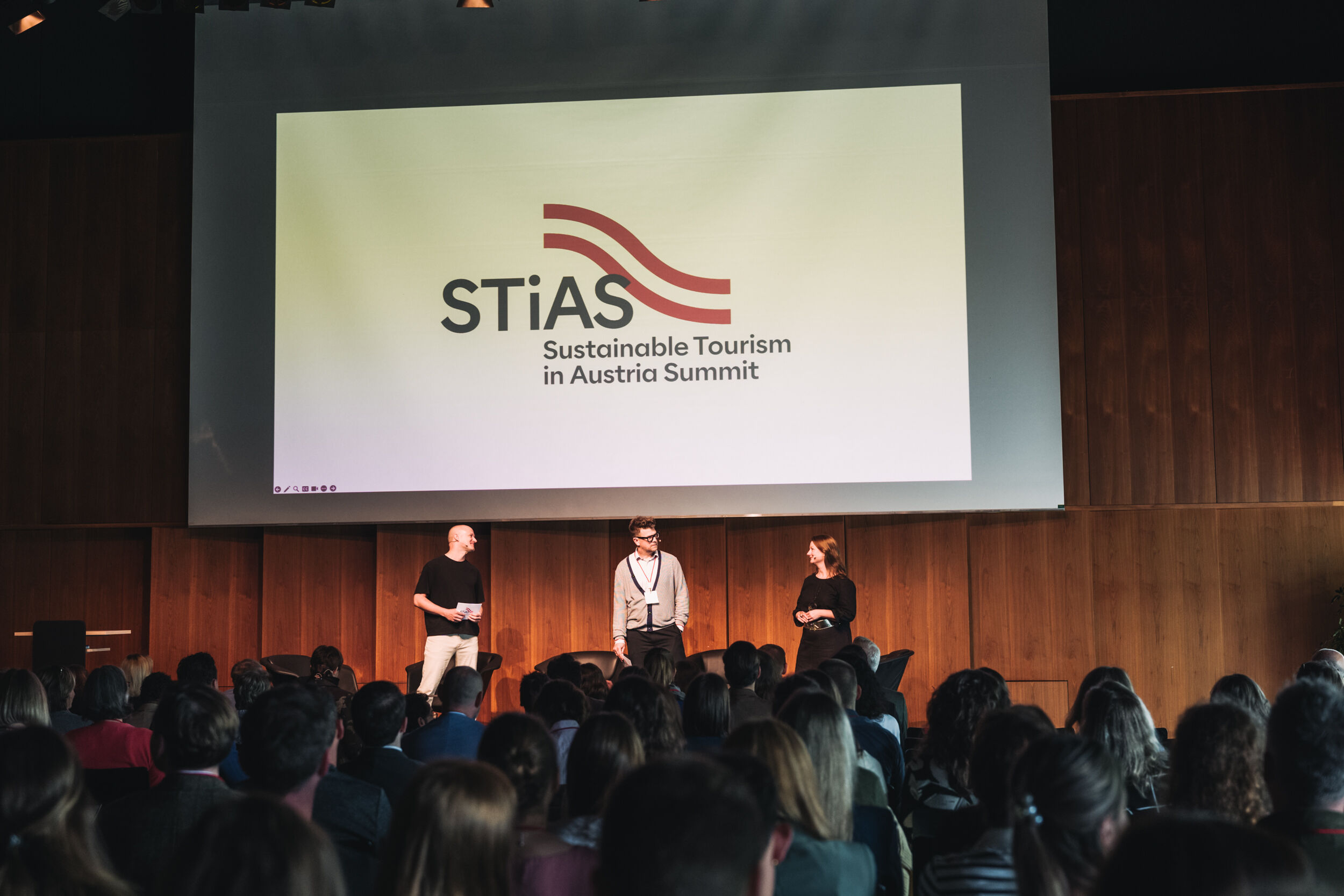 Szene auf der Bühne beim 2. Sustainable Tourism in Austria Summit (STiAS)