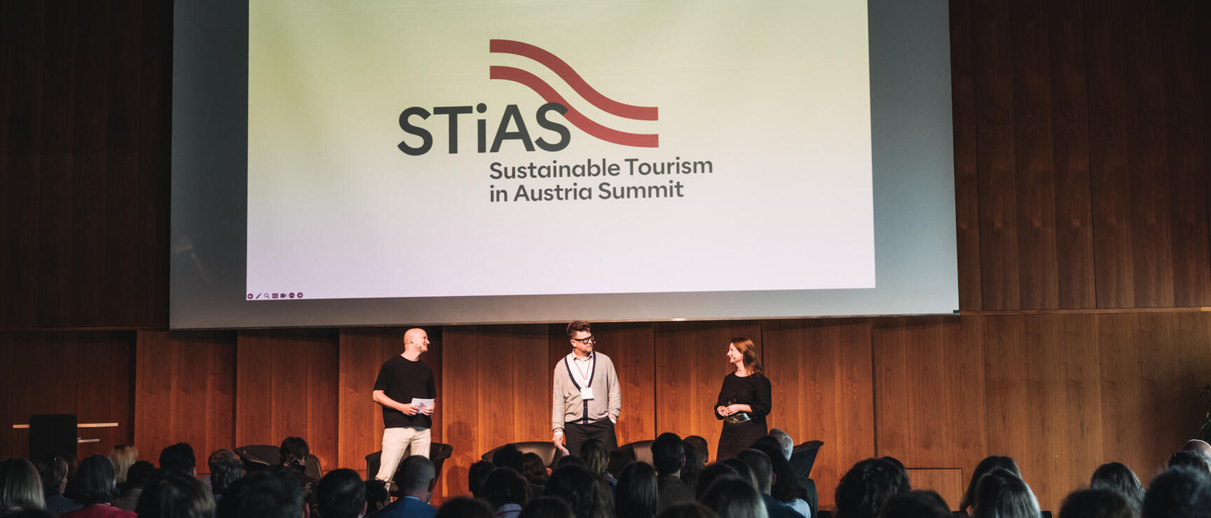 Szene auf der Bühne beim 2. Sustainable Tourism in Austria Summit (STiAS)