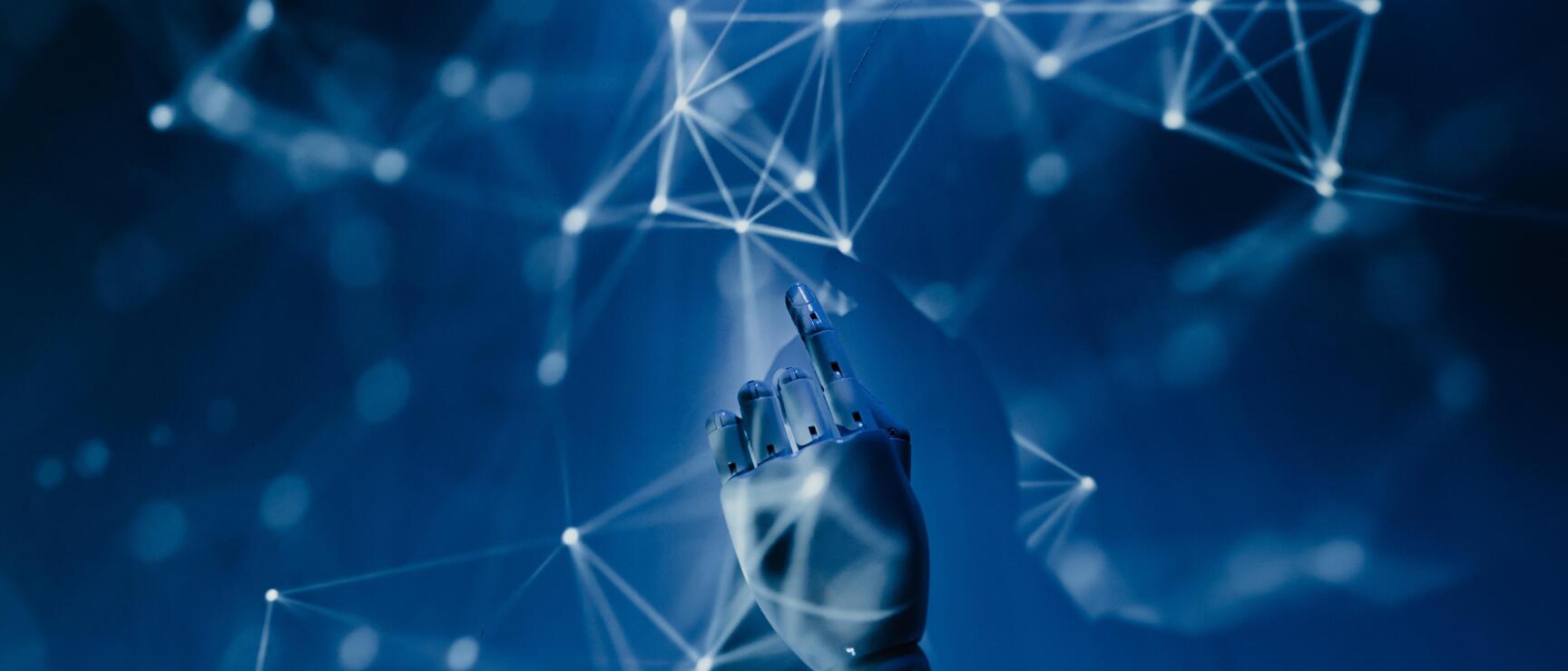 Eine futuristische Roboterhand, die nach oben greift und leuchtende, miteinander verbundene Netzwerkknoten vor einem blauen digitalen Hintergrund berührt.