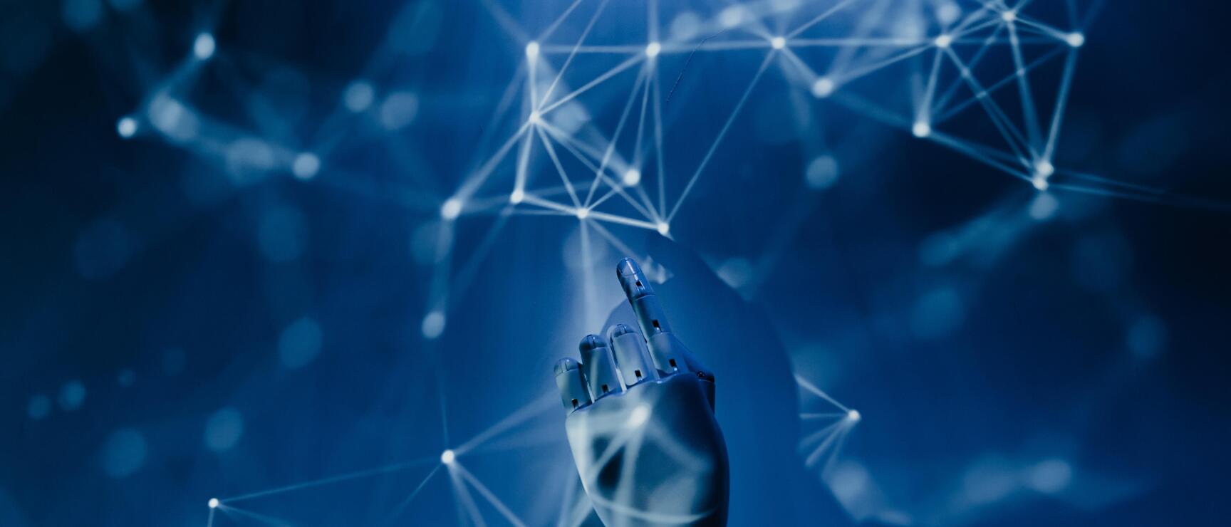 Eine futuristische Roboterhand, die nach oben greift und leuchtende, miteinander verbundene Netzwerkknoten vor einem blauen digitalen Hintergrund berührt.
