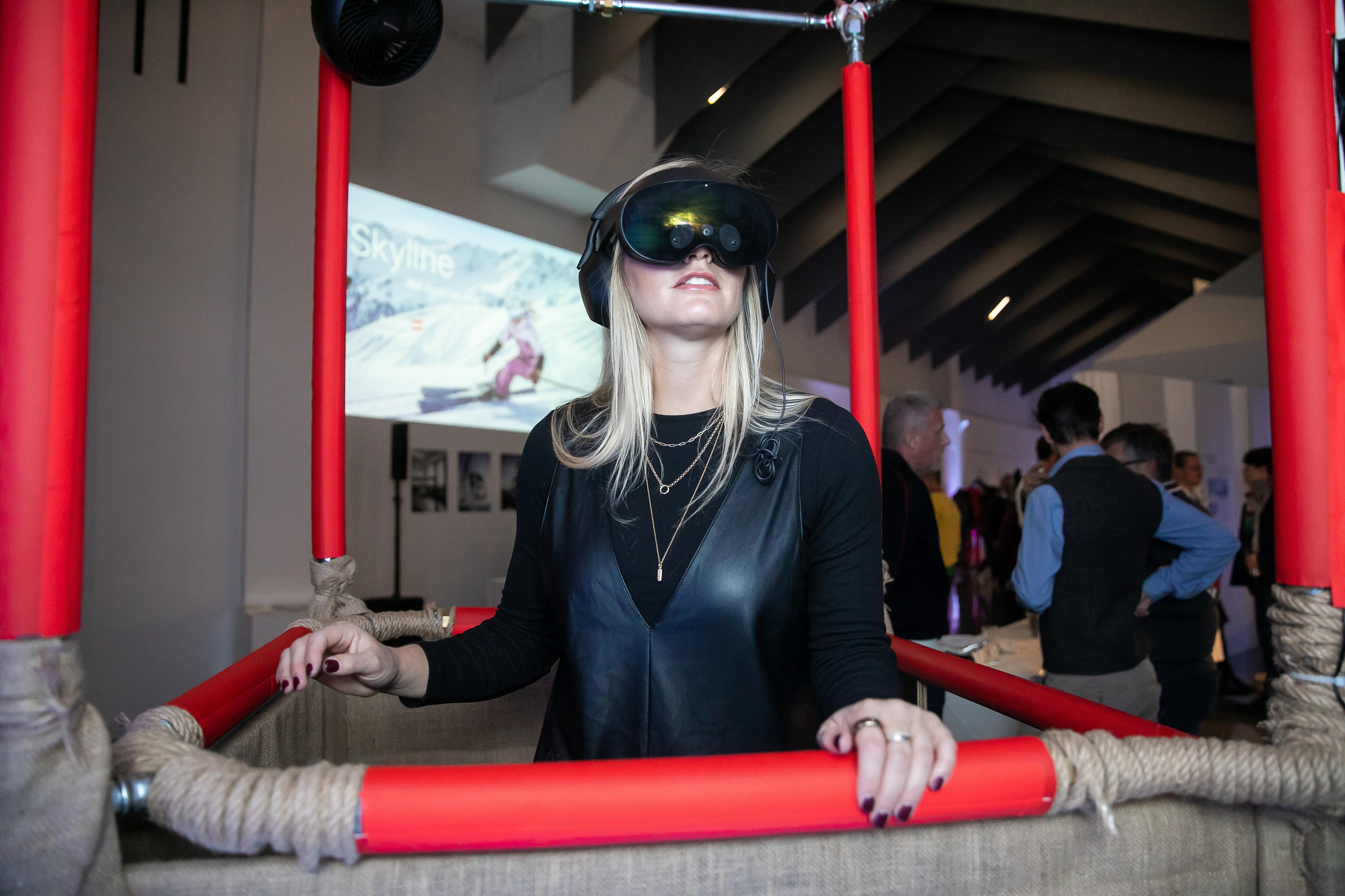 Person mit VR-Headset nutzt eine interaktive, immersive Installation.