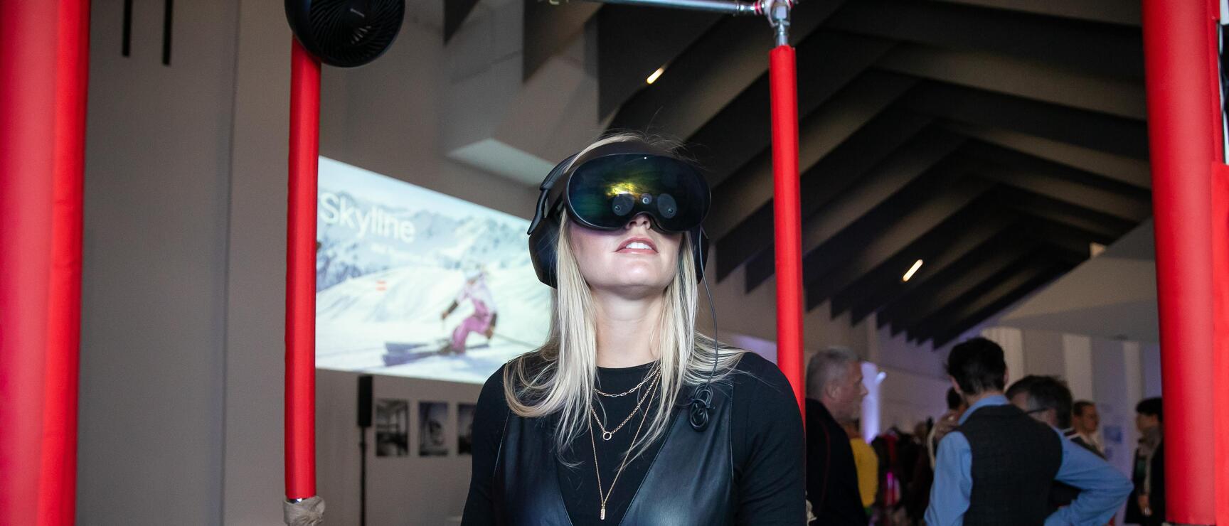 Person mit VR-Headset nutzt eine interaktive, immersive Installation.