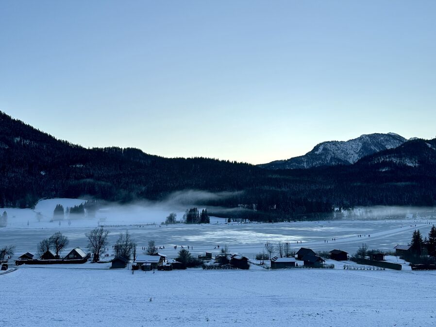 Abendstimmung am Weissensee in Kärnten im Winter