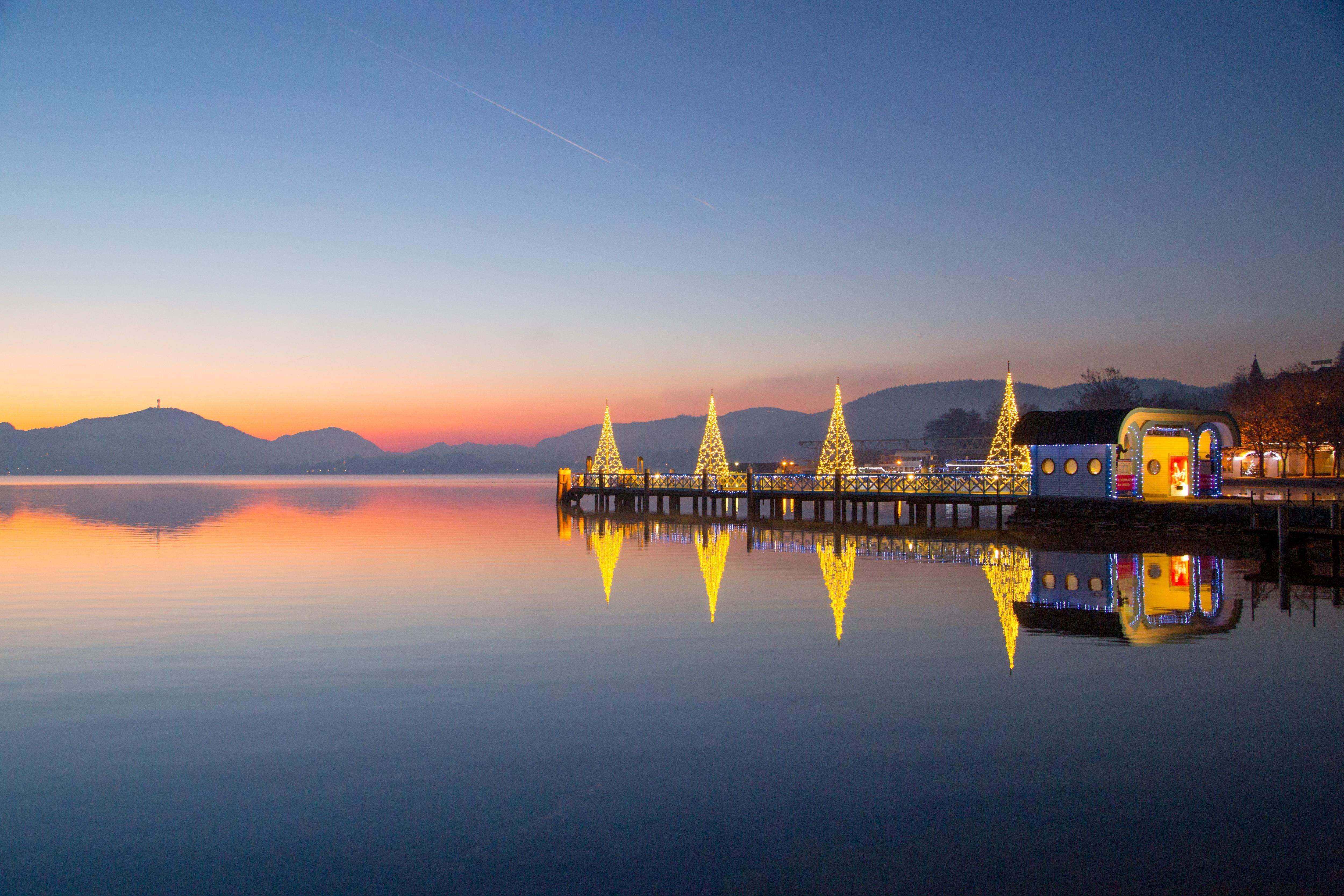 Bootsanlegestelle mit Christbaum in Klagenfurt am Wörthersee