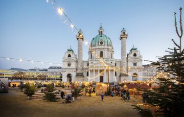 Mercatino d'Avvento in piazza Karlsplatz