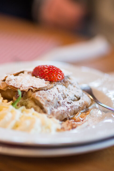 Apfelstrudel mit Schlag