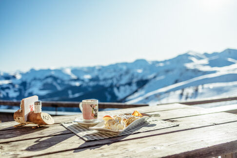 Apple strudel with a panoramic view, Ski Juwel Alpbachtal Wildschönau