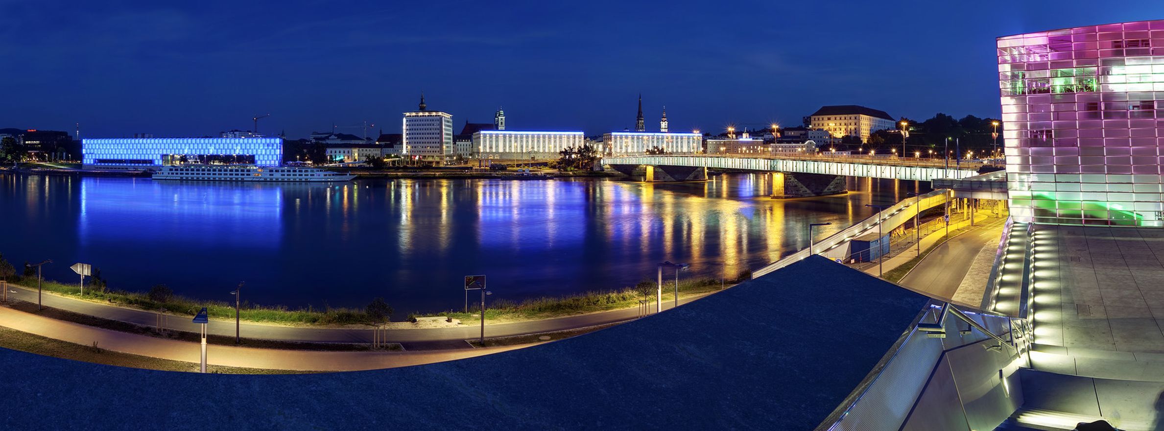 L'artère culturelle au bord du fleuve et le château de Linz