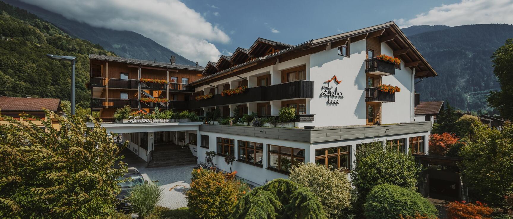 Außenaufnahme Hotel Zimba Schruns, Berge und Wald im Hintergrund