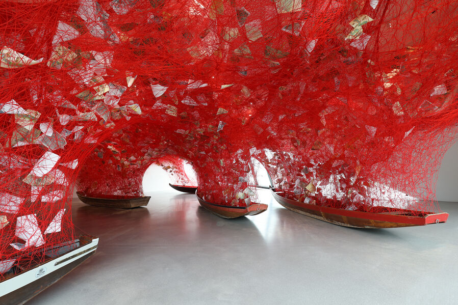 Ausstellungsansicht - Chiharu Shiota. Across the River in der Landesgalerie Niederösterreich