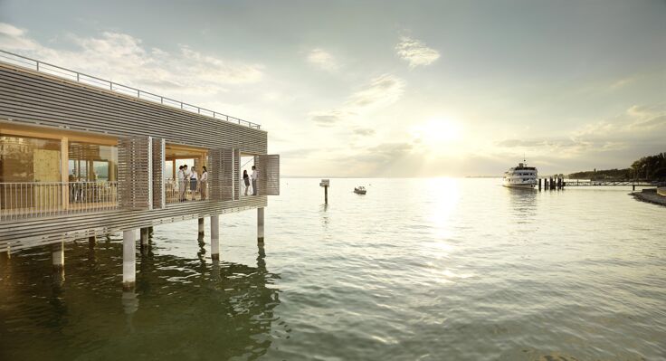 Blick auf das Badehaus am Kaiserstrand in Lochau am Bodensee.