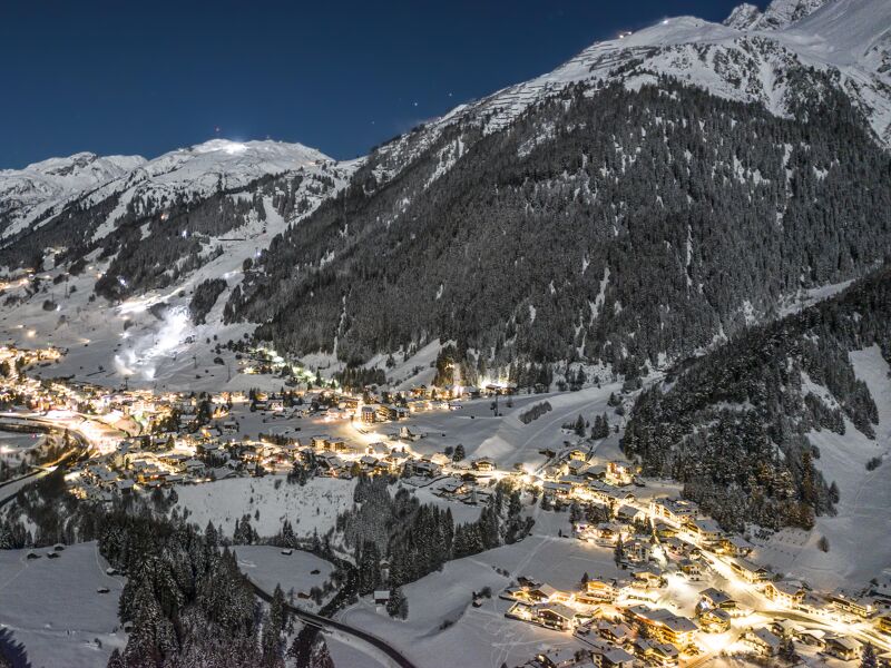 St. Anton am Arlberg in de avond