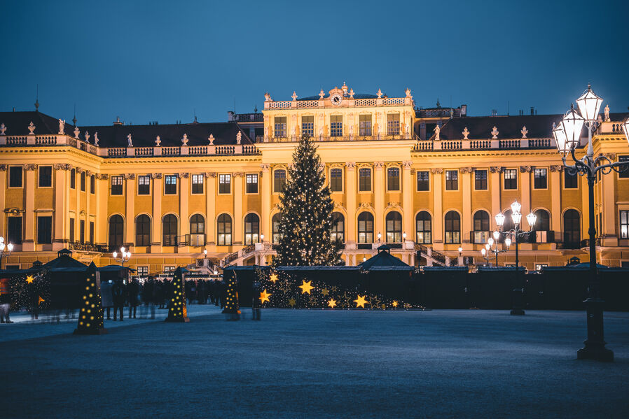 Christmas market in front of Schönbrunn Palace