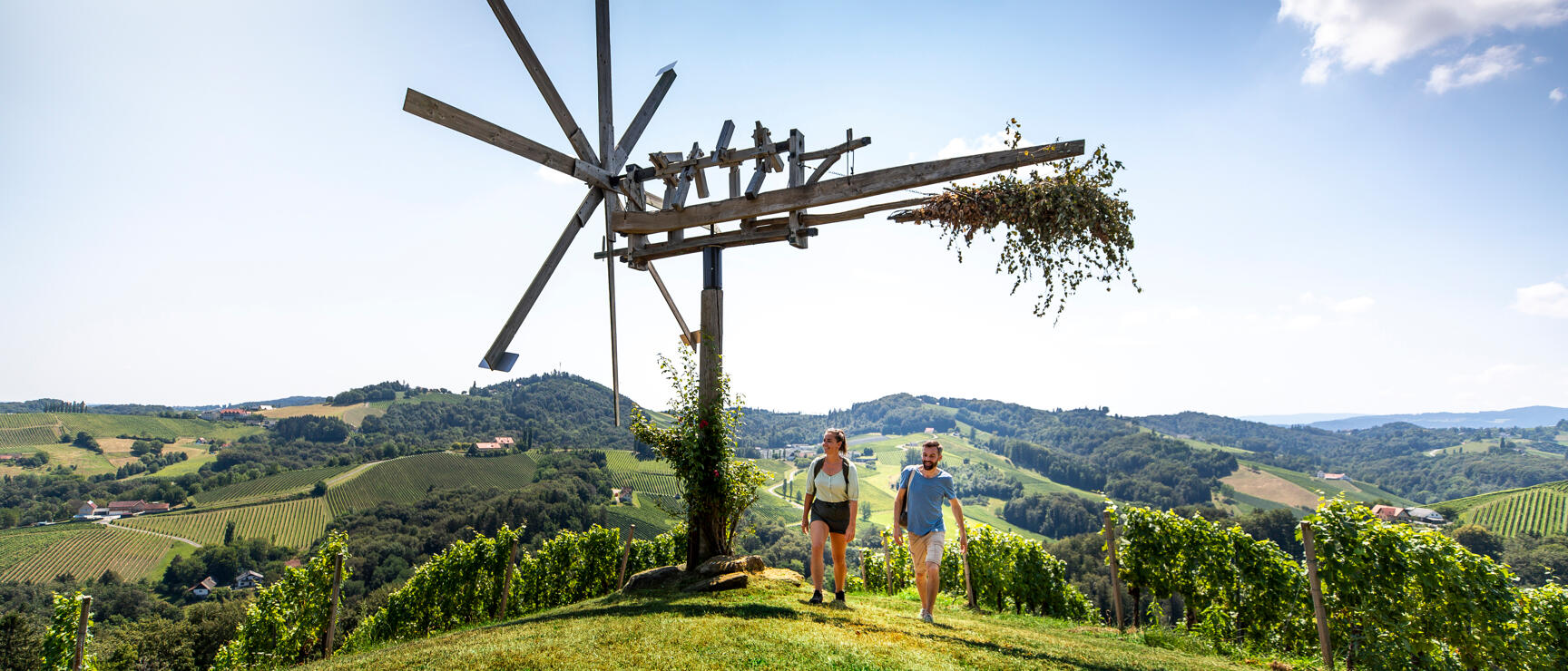 Paar spaziert zum Klapotetz, Wahrzeichen der Südsteiermark
