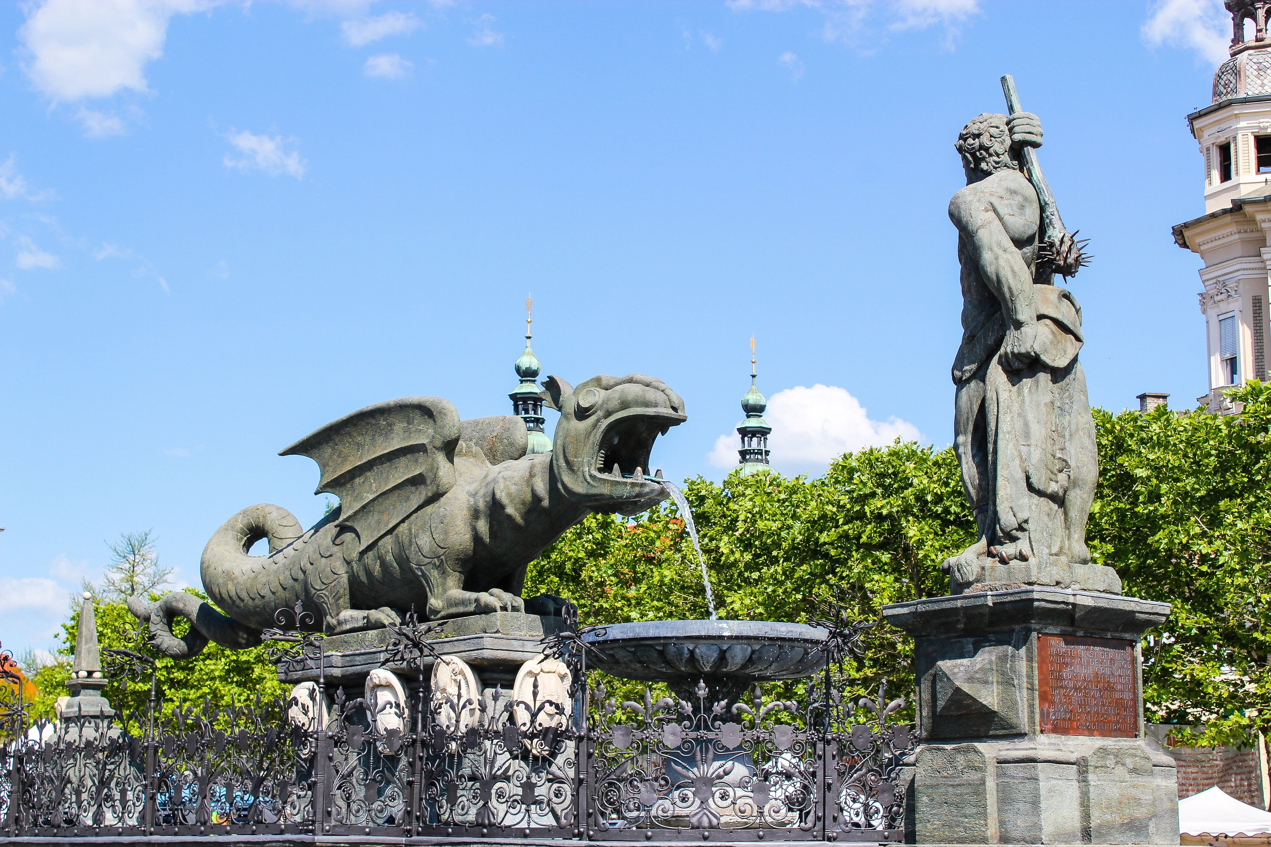 Der-Lindwurm-Wahrzeichen-der-Stadt-Klagenfurt-am-Woerthersee_Tourismusregion-Klagenfurt-am-Woerthersee_Pixelpoint-Multimedia.jpeg