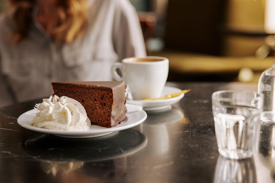 Die Atmosphäre in einem Wiener Kaffeehaus genießen